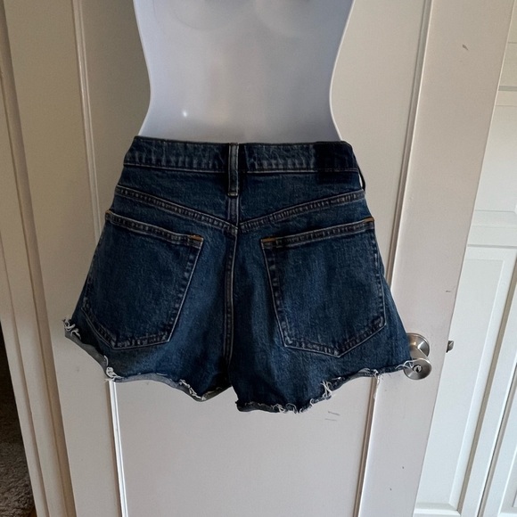 ABERCROMBIE & FITCH High Rise Mom Short,  size 28 medium wash cut off's - Picture 6 of 12